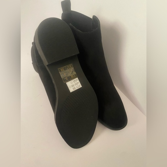 Women’s black suede booties sz 8 NWT - Picture 2 of 4